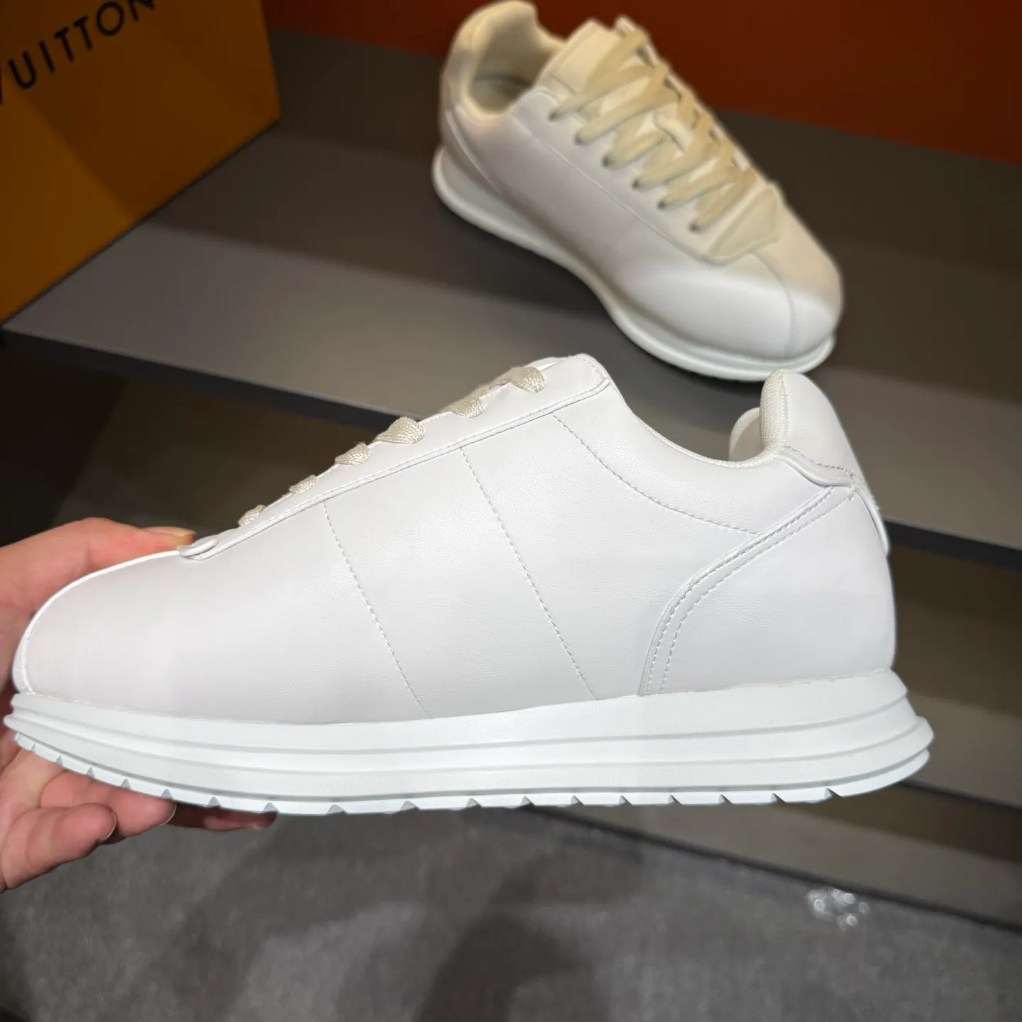 P540 Size 38-45 LV 🫏The colorful interpretation of BUTTERSOFT sneakers combines sheepskin, The colorful interpretation of LV BUTTERSOFT sneakers combines sheepskin and calfskin, bringing a super soft feel. Designed by Pharrell Williams, this '60s-inspired shoe features a padded upper that's been crafted by Louis Vuitton craftsmen to further enhance the comfort of the leather. In addition to the LV initials, it features multiple signatures, including natural leather trim and an embossed pattern of Pharrell Williams and lobster on the side, referencing the Fall/Winter 2025 men’s show. A must-have artifact for fashionistas✅